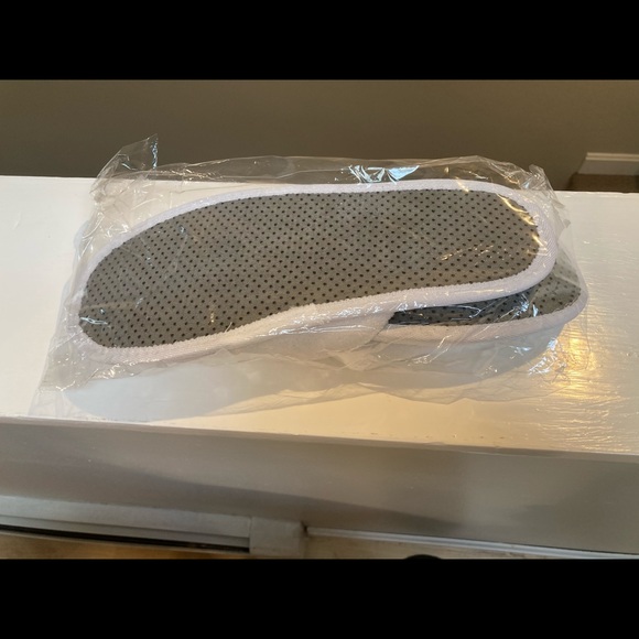 NEW Wynn Resort Slippers - Picture 2 of 2
